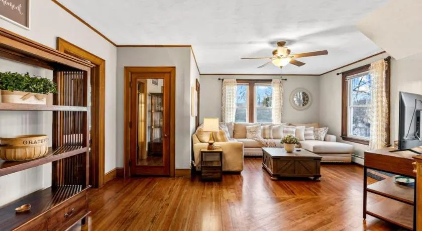 25 Massive 5 BR in Downtown Southington - Image 1