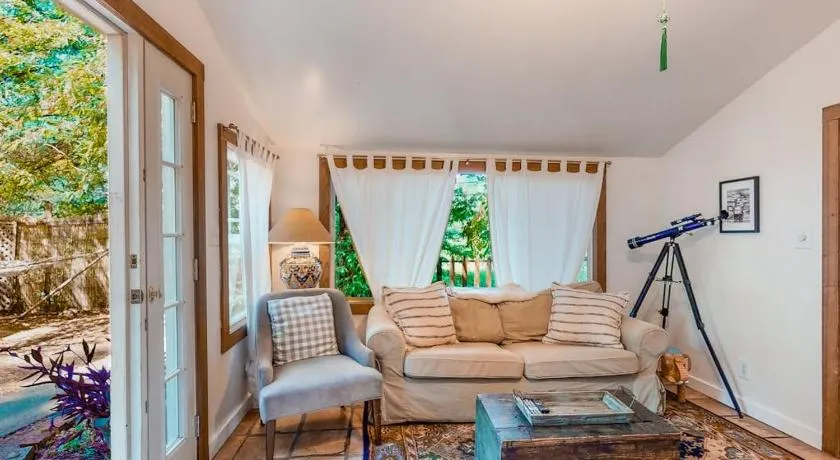 Vineyard Cottage - Image 1