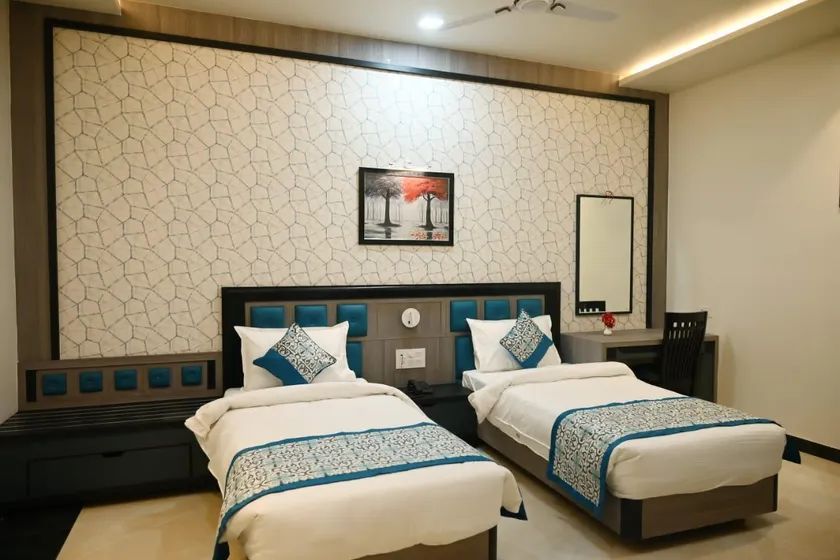 Hotel Satya Inn - Image 1