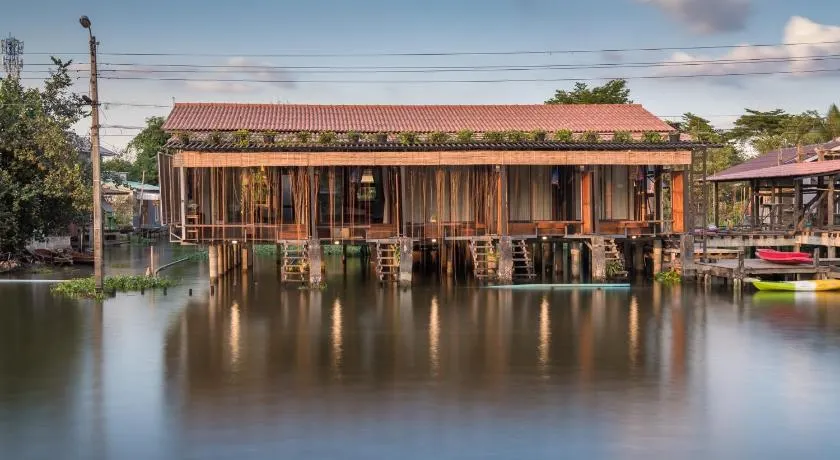 Humz Canal Stay - Image 1