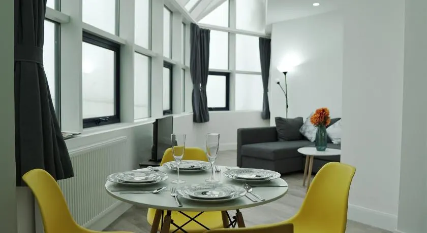 Sapphire House Apartments - Image 1