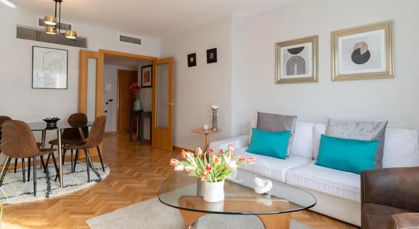 Vivienda con zona de trabajo, piscina y parking - Image 1