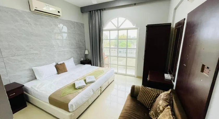 Cozy 1 Bedroom Hall - Image 1