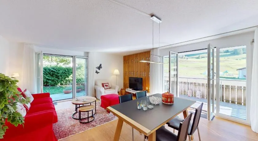 Family ski oasis with mountain view - Image 1
