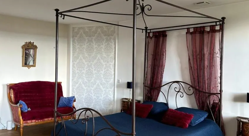 chambre romantique dans le château de la Bouchatte - Image 1