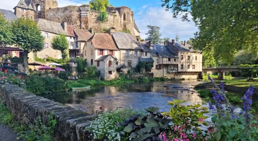 Tres Jolie Maison - Image 1