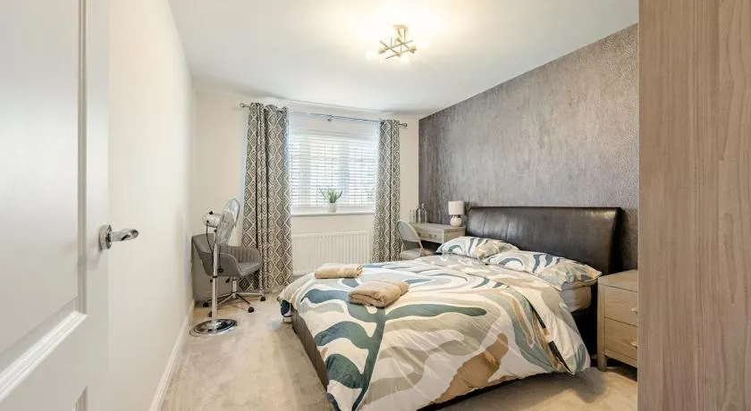 Telford - Priorslee, Spacious Double Room on a Newly built House, Free Parking, Free Wifi, Shared House & Shared Washroom - Image 1