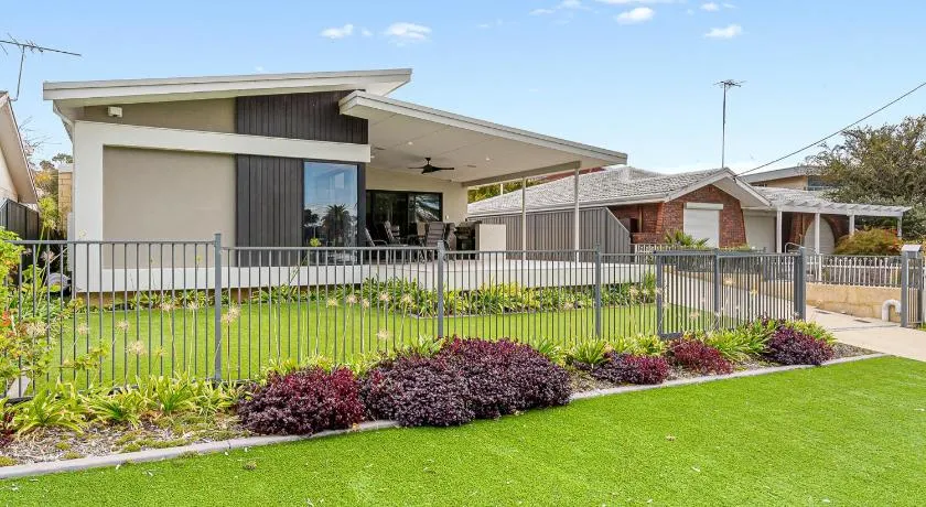 Water Lovers Haven in Mandurah - Image 1