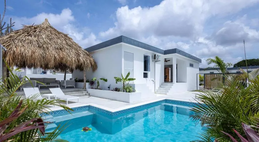 Tropical Getaway with BBQ & Pool - Image 1