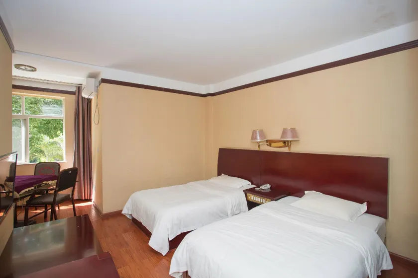 Seaview Villa Hotel (Mile Government Lake Spring Branch) - Image 1
