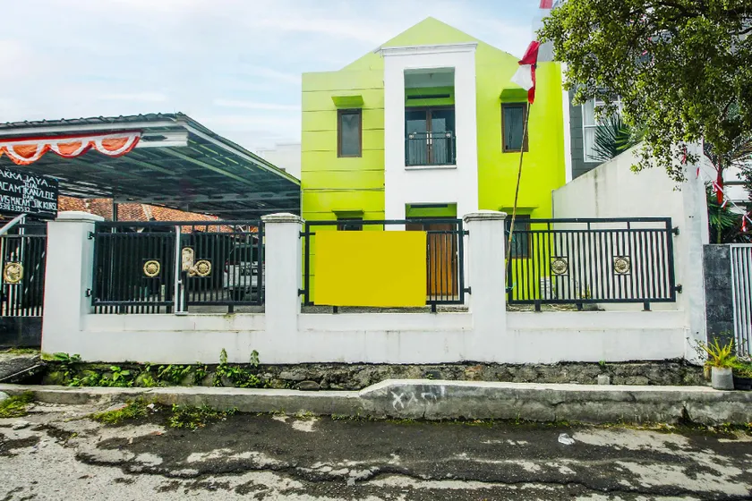 SPOT ON 91606 Nadin Guest House Syariah - Image 1