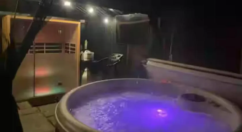 Pet Friendly Home in Chelmsford-Hot Tub-Sleeps 6 - Image 1