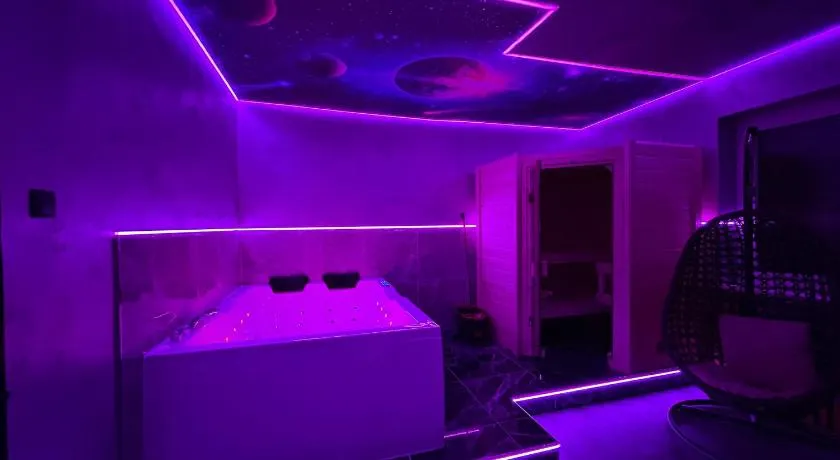 Wellness Suite mit Whirlpool & Sauna - Image 1