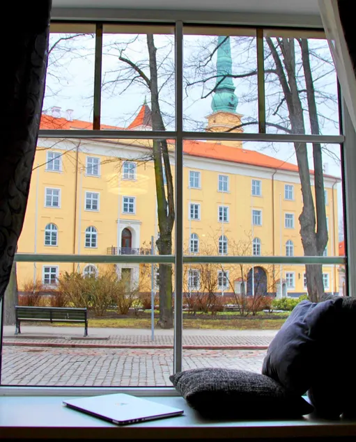 Noble house on Castle square - Image 1