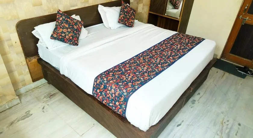 Grand Stays by Hotel Amisha - Near Station & Metro - Image 1