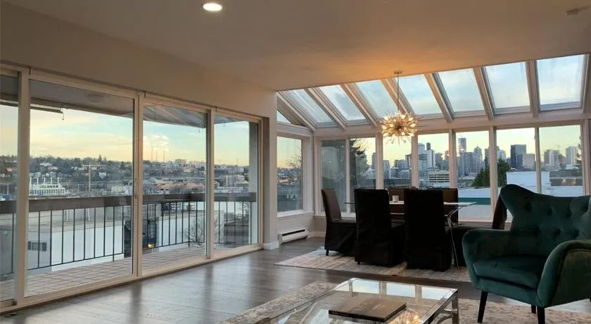 3 bedrooms Fantastic Lake Union and Skyline View in Queen Anne - Image 1