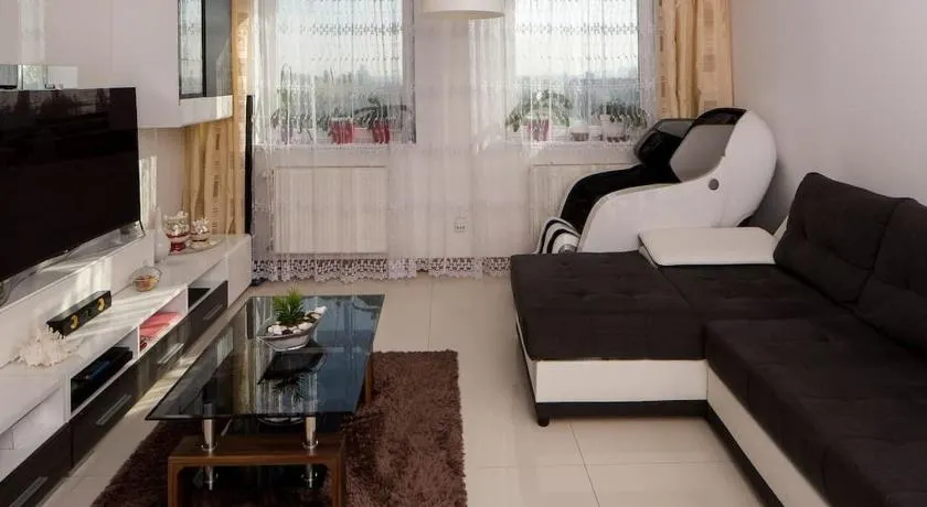 OrangeHomes One bedroom apartment with fireplace - Image 1