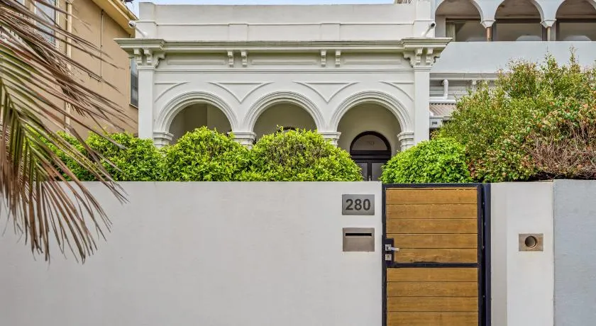 Complete Host Middle Park House - Image 1