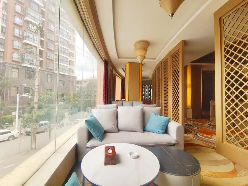 Dali Seaside Hot Spring Hotel - Image 1