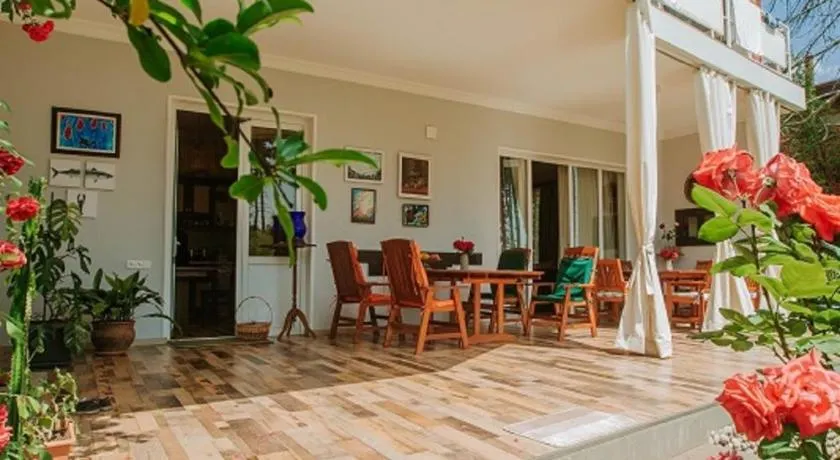 Neli & Zaal Guest House - Image 1