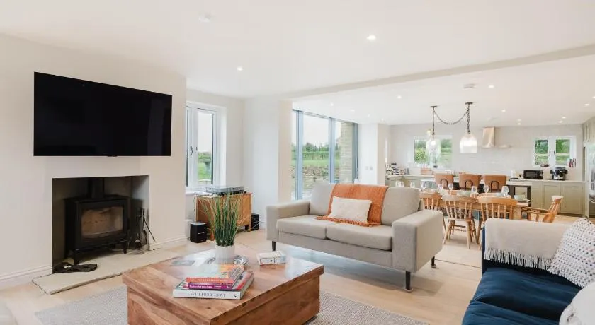 Mulberry Cottage - Stunning 5 Bed in Wiltshire! - Image 1