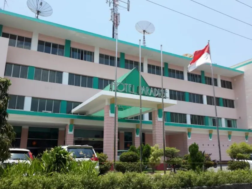 Paradise Hotel - Image 1