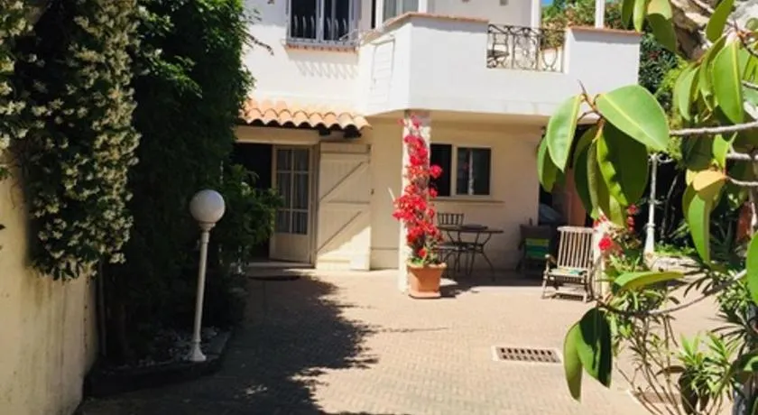Sea view front beach apartment deluxe near Nice airport - Image 1