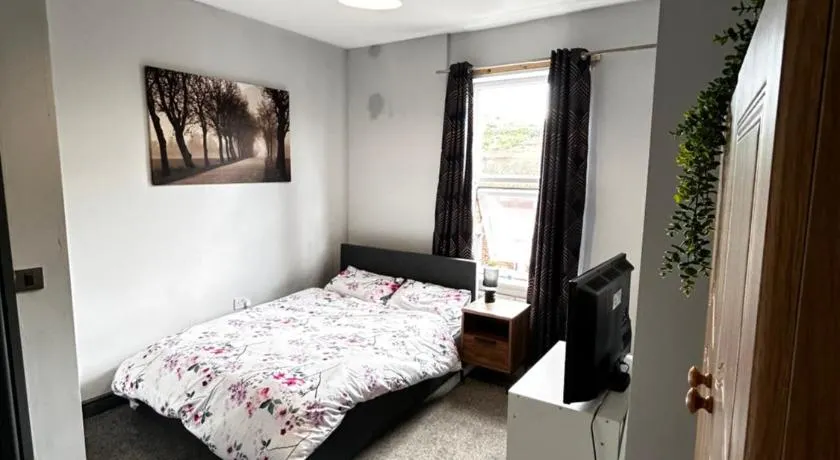 Private ensuite room close to Rotherham city centre 5 - Image 1