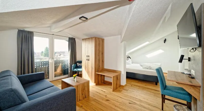 Hotel 17 Seen - Image 1