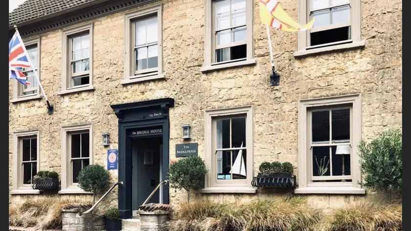 Bridge House Hotel - Image 1