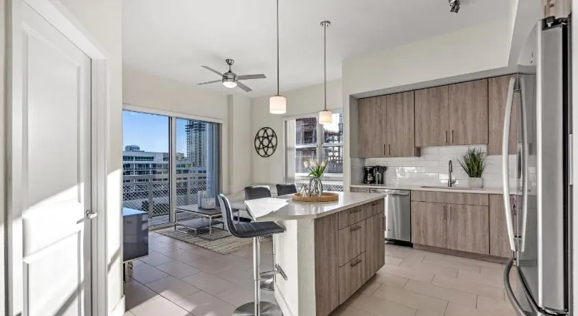 Luxury 2BR with City Views on Biscayne Blvd - Image 1