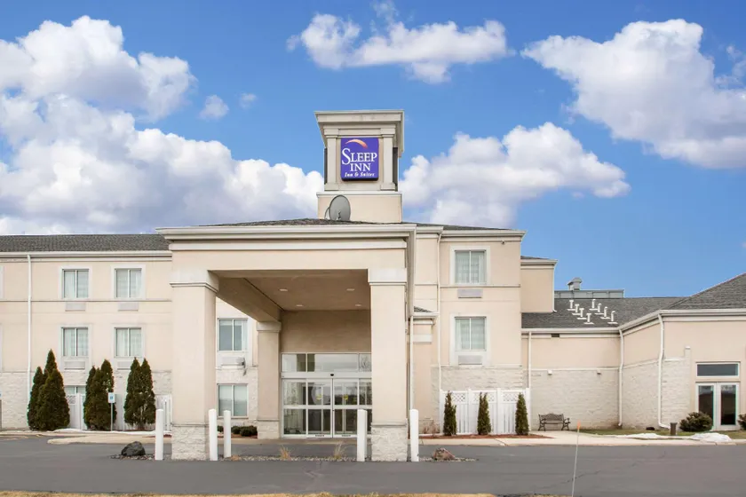 Comfort Inn & Suites Sheboygan I-43 - Image 1