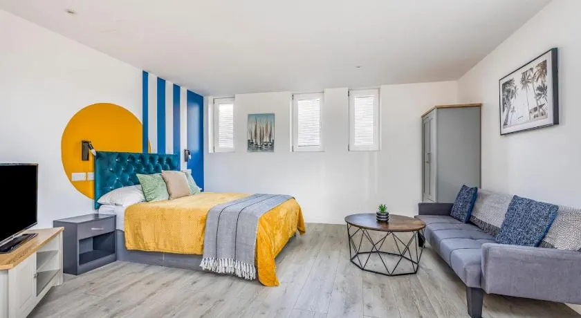 Trendy Studio Apartment - Image 1