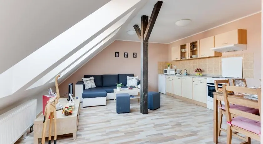 Jane's Attic Apartment - Image 1