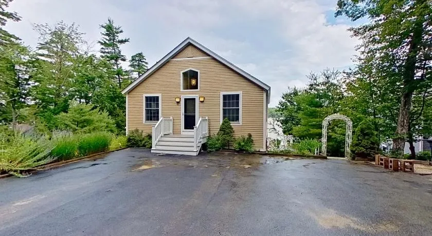 Leaward Shores Guesthouse - Image 1