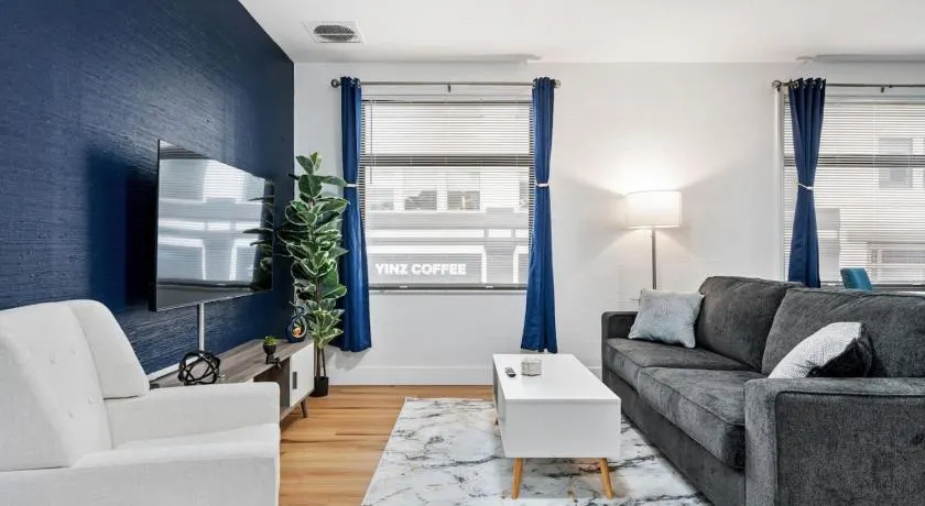 Cozy King Suite with Parking, Workspace, and in central location - Image 1