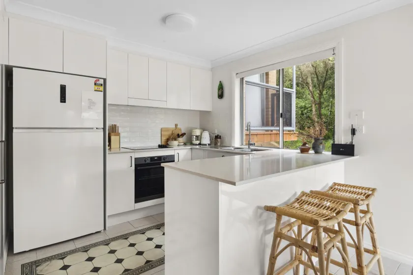 Bright Coastal Townhouse with BBQ & Courtyard - Image 1