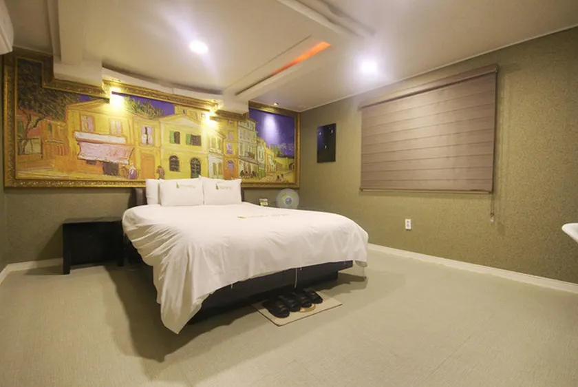 Opera Motel - Image 1