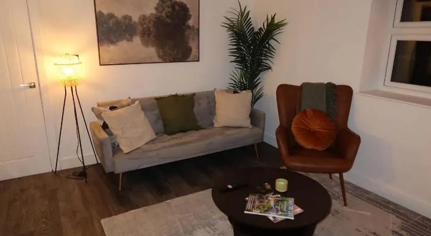 Stunning Modern 2 bed, 2 bath apartment with parking space - Image 1