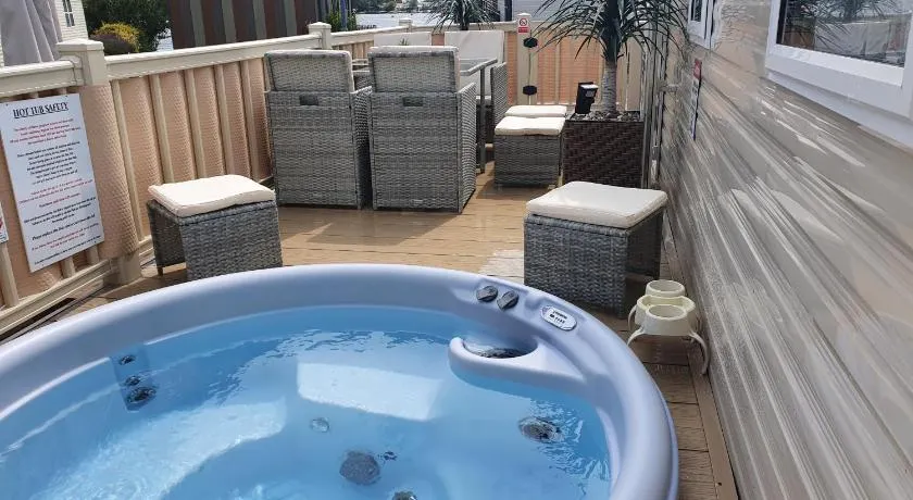 Relaxing Breaks with Hot tub at Tattershal lakes 3 Bedroom - Image 1