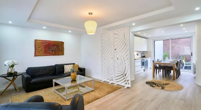 2 bedroom apartment w/ courtyard at Croisé Laroche - Image 1