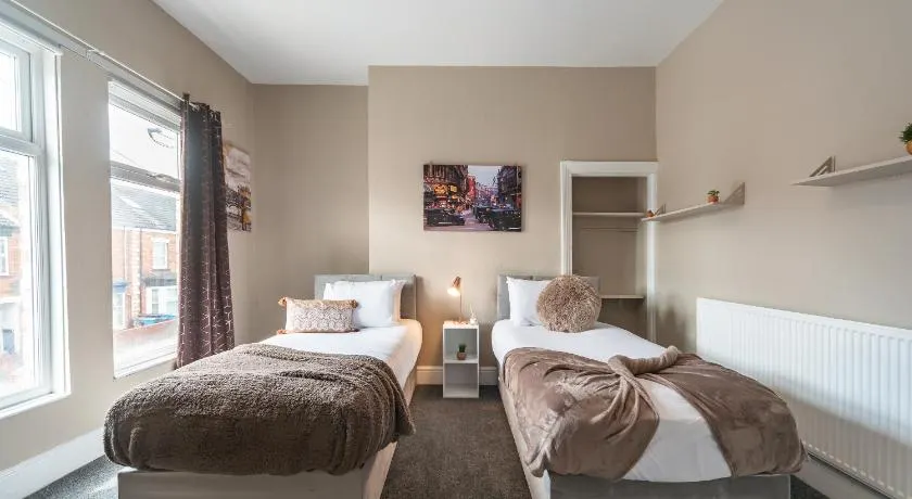 3 bedroom Shalom Sleeps 5 - Ideally Located in Hull- 2 Mins walk to Vibrant Newland Ave - Image 1