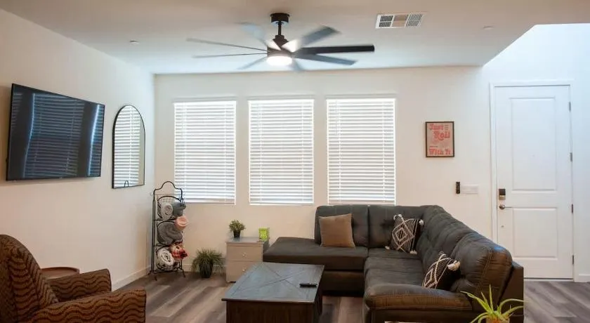 Modern 2BR Townhouse Near Water St & Vegas - Image 1