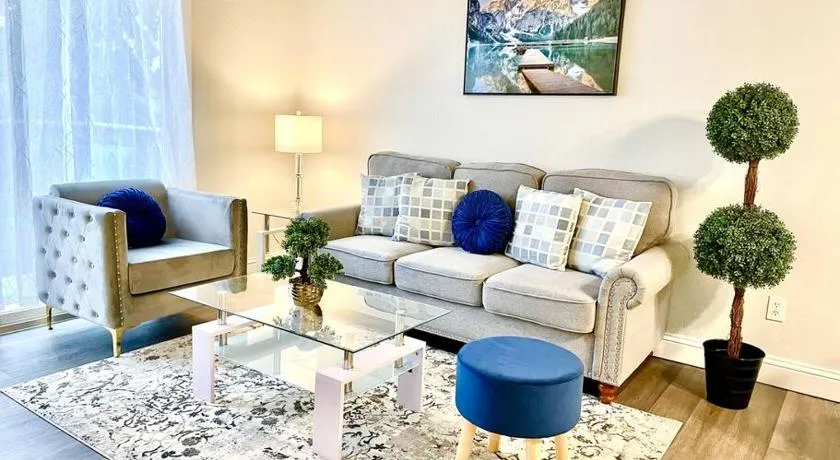 Casa Bella Homes - Top floor 2-BR 1 Bath Condo, Centrally located - Image 1