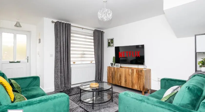 Greenwood By Alt-Stay Contractor Accommodation - 4 Bed Contractor Home With Parking, Wi-Fi & Full Kitchen - Ideal For Long Stay - Image 1