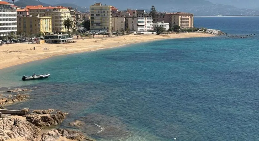 Balcon sur la mer appartement climatisé deux chambre plages commerces et parking gratuit au pied de l immeuble - Image 1