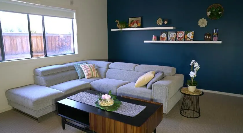 6 Bedrooms Contemporary Big House at Pakenhem - Image 1