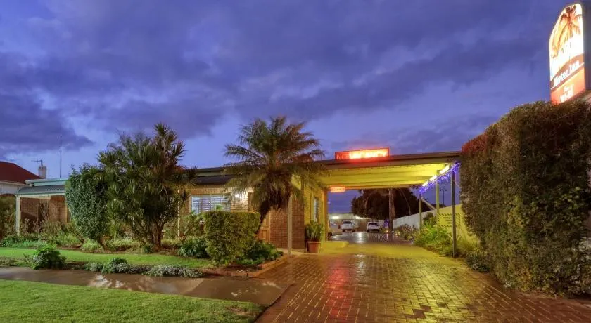 Oasis Motor Inn - Image 1
