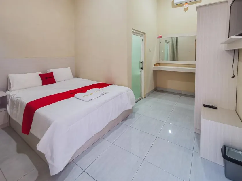 RedDoorz near Pantai Pancer Door Pacitan - Image 1