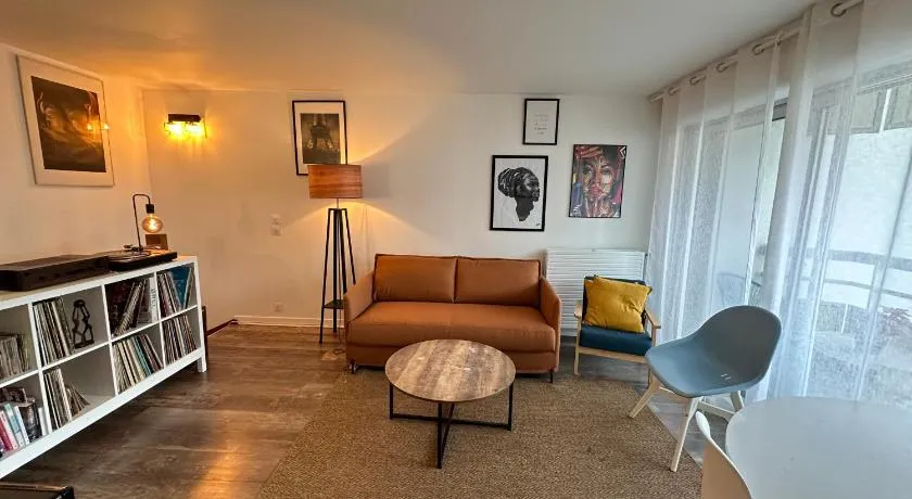 Cosy Duplex avec Parking à Paris 19 by immo kit bnb - Image 1
